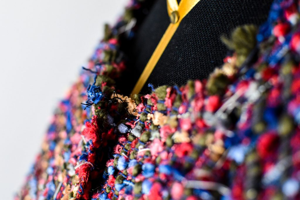 Dettagli abito su misura viola blu azzurro verde