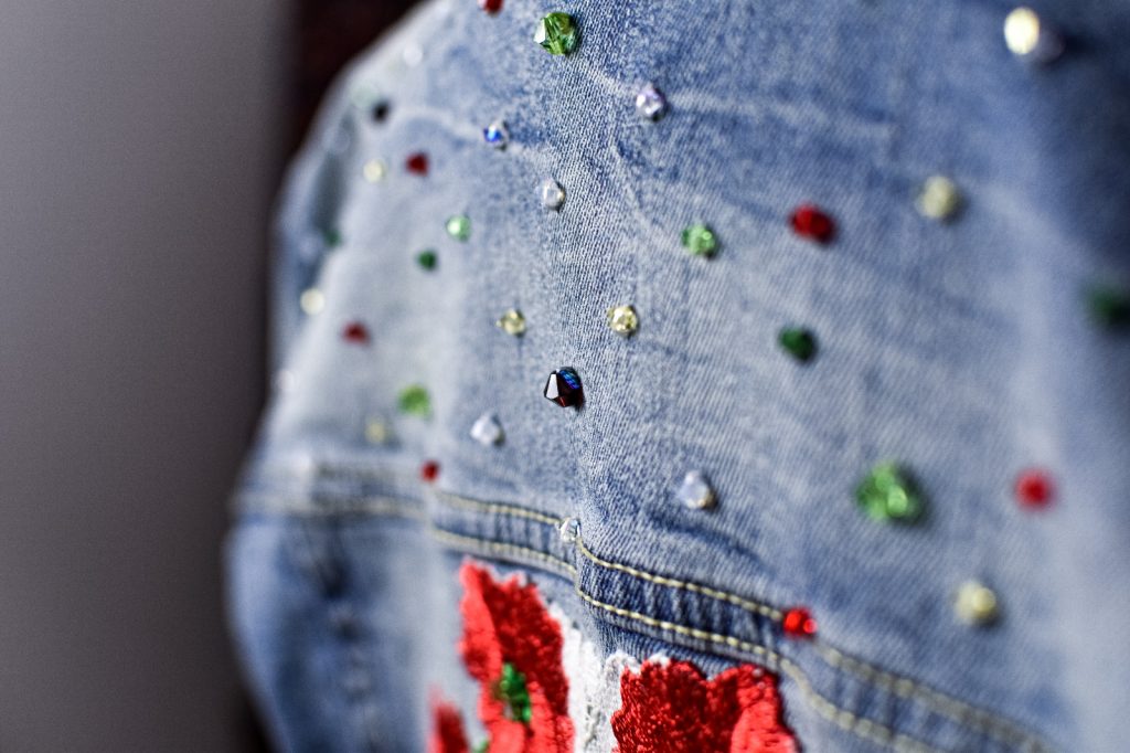 Giacca di jeans patchwork floreale perline colorate