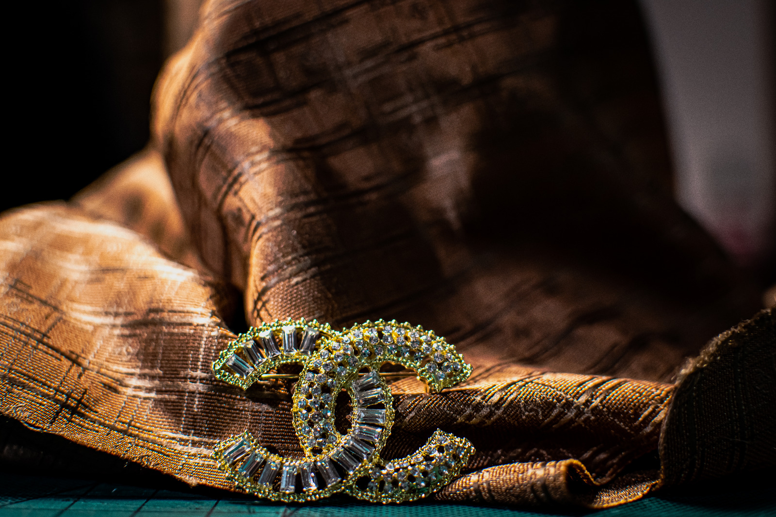 accessori stoffa marrone fantasia geometrica spilla brillante